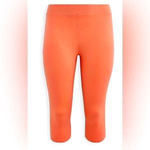 NWOT size 2 Torrid Capri leggings size 2
